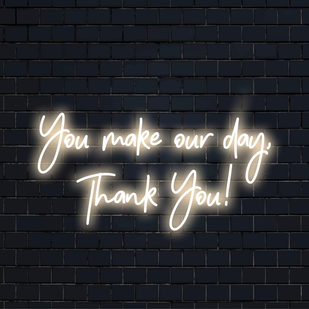 Auf dem individuellen LED-Neonschild steht „You Make Our Day, Thank You!“, eine Kombination aus Textkunst und strahlender Wertschätzung, perfekt für jeden Raum.
