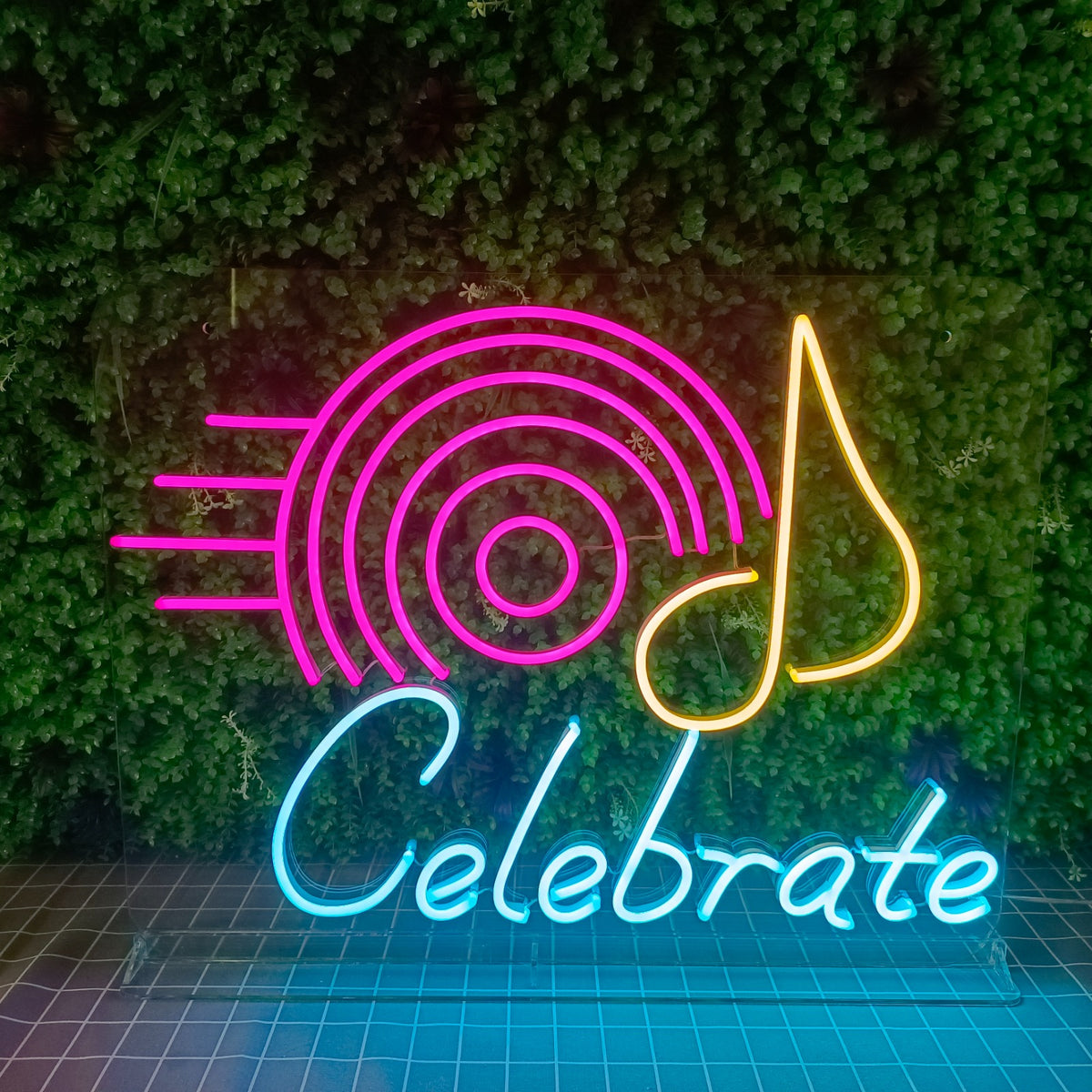 Celebrate – Schallplatte und Musiknote – LED-Leuchtschild