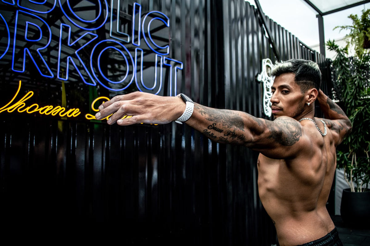 Maßgefertigtes LED-Neonschild an einer Trainingswand im Fitnessstudio