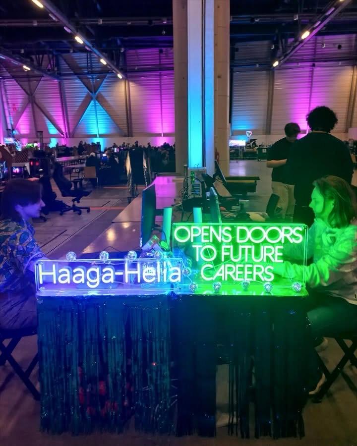 LED-Neonschilder bei einer Karriereveranstaltung von Haaga-Helia