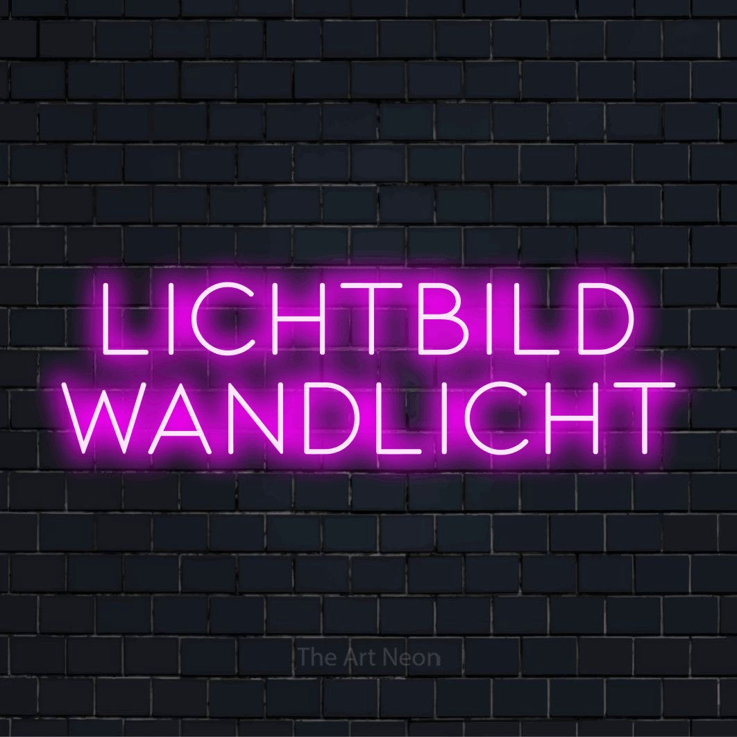 LED-Neonschild mit dem Text „Lichtbild Wandlicht“ auf dunkler Ziegelwand