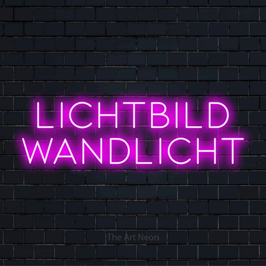 LED-Neonschild mit dem Text „Lichtbild Wandlicht“ auf dunkler Ziegelwand