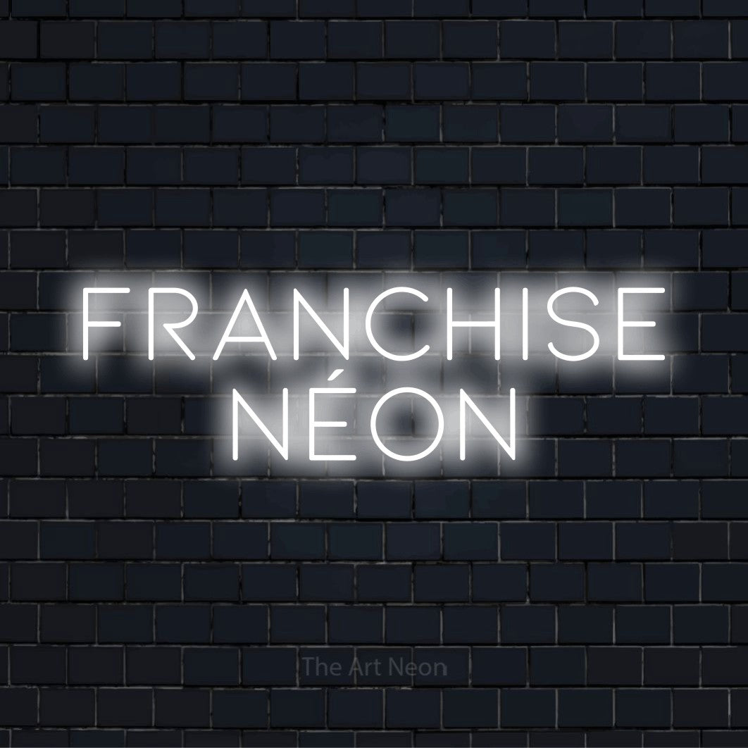 Letreiro néon LED com o design “Franchise Néon” numa parede escura
