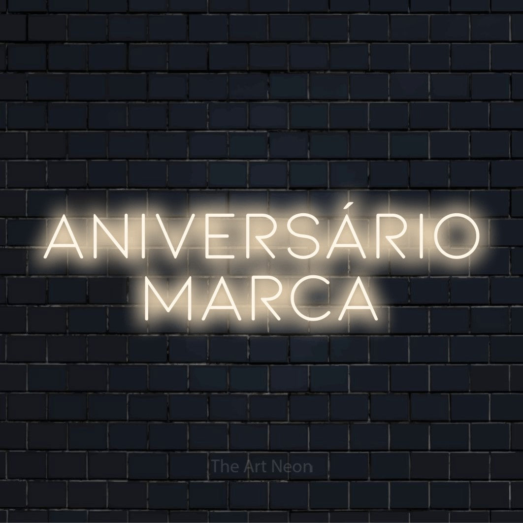 Letreiro néon LED com o design “Aniversário Marca” numa parede escura