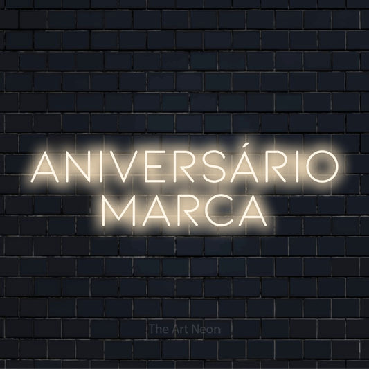 Letreiro néon LED com o design “Aniversário Marca” numa parede escura