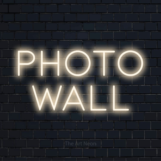 Letreiro néon LED com o design “Photo Wall” numa parede escura