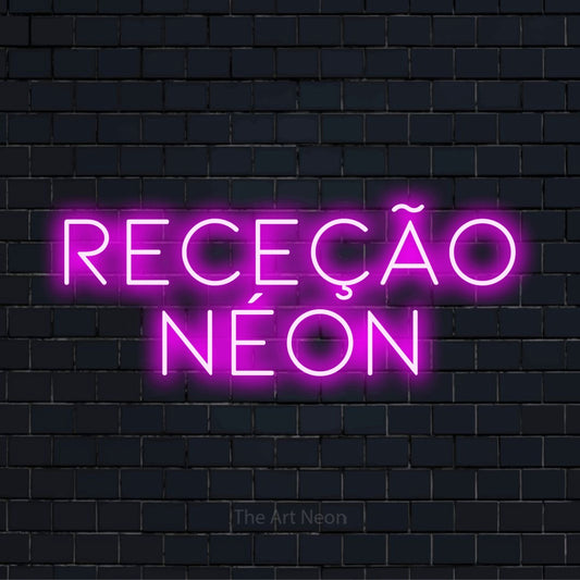 Letreiro néon LED com o design “Receção Néon” numa parede escura