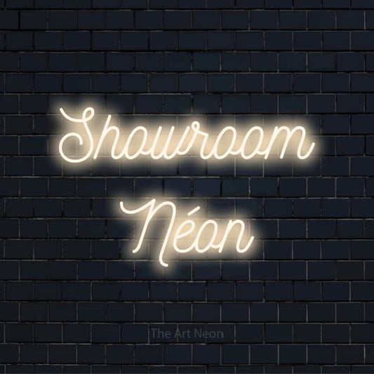 Letreiro néon LED com o design “Showroom Néon” numa parede escura