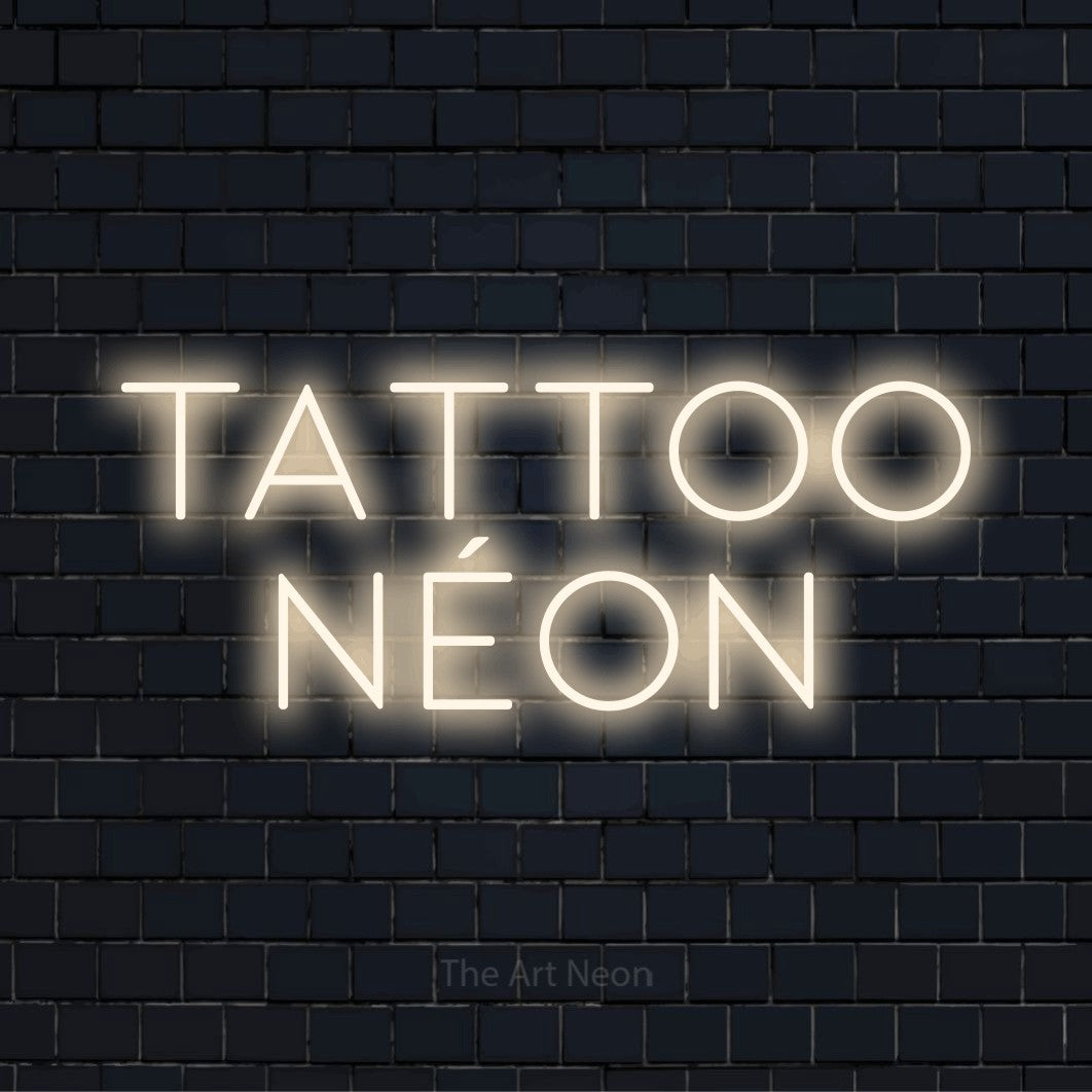 Letreiro néon LED com o design “Tattoo Néon” numa parede escura