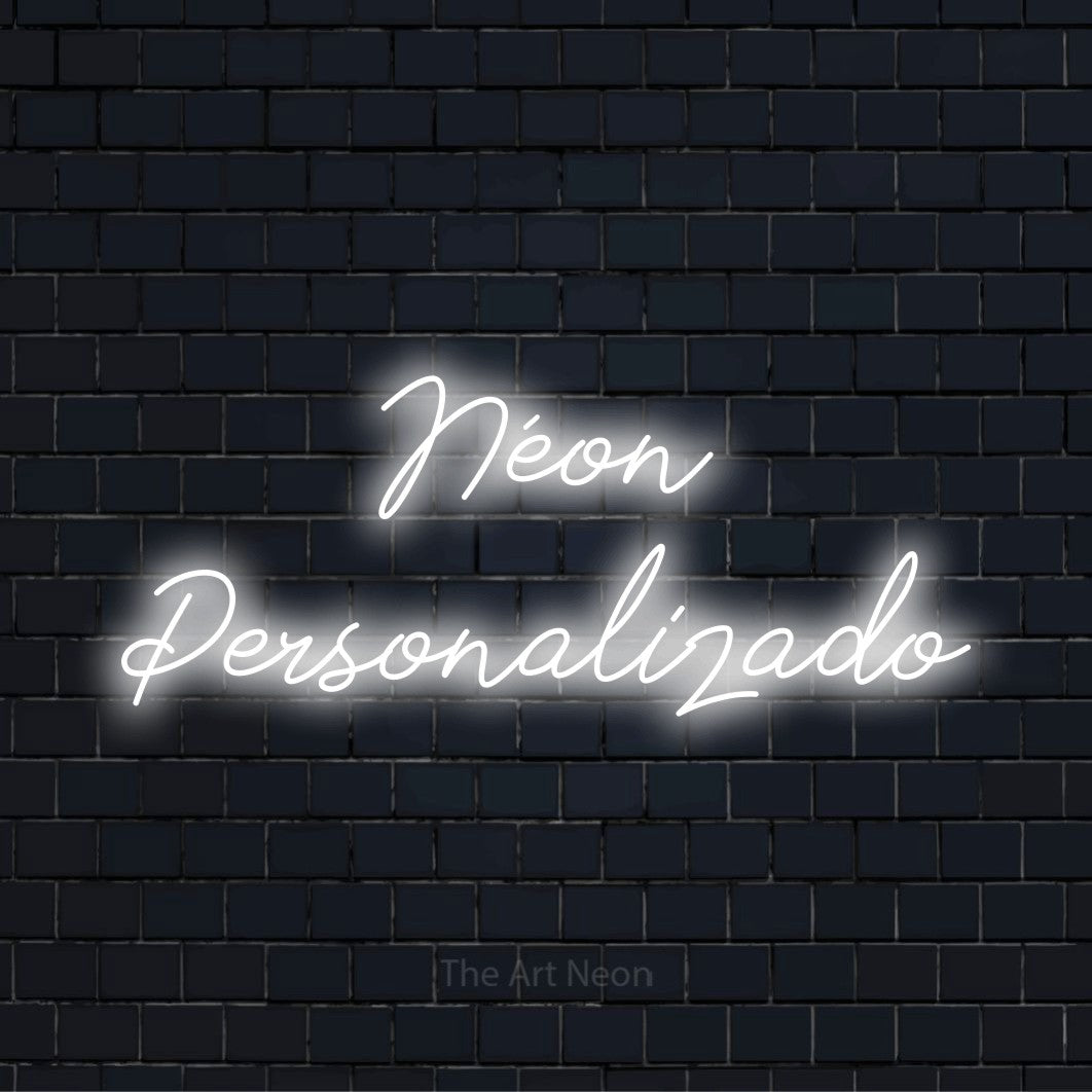 Letreiro néon LED com o texto “Néon Personalizado” numa parede escura