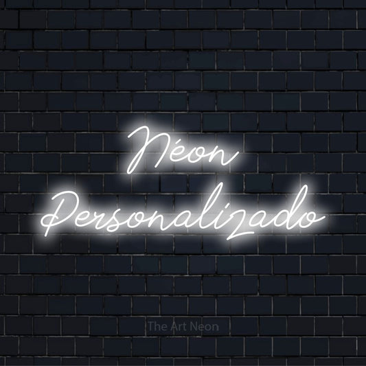 Letreiro néon LED com o texto “Néon Personalizado” numa parede escura