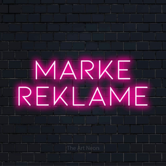 LED-Neonschild mit dem Design „Marke Reklame“ auf dunkler Ziegelwand