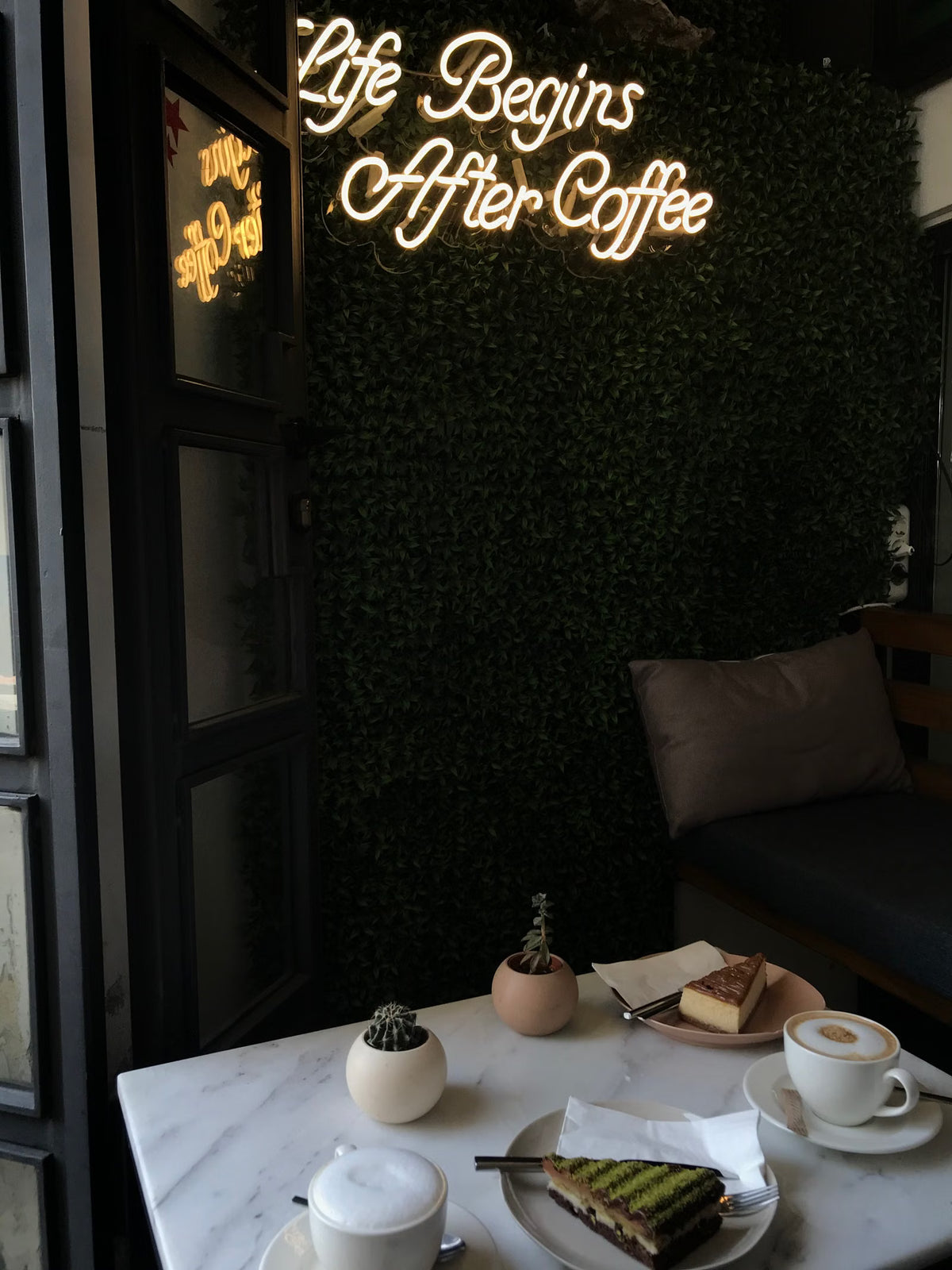 LED-Neonschrift Life Begins After Coffee in einem Café