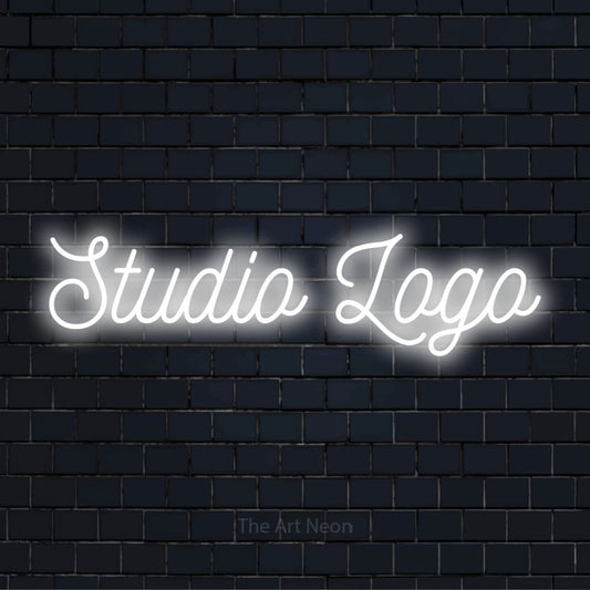 LED-Neonschild mit dem Design „Studio Logo“ auf dunkler Ziegelwand