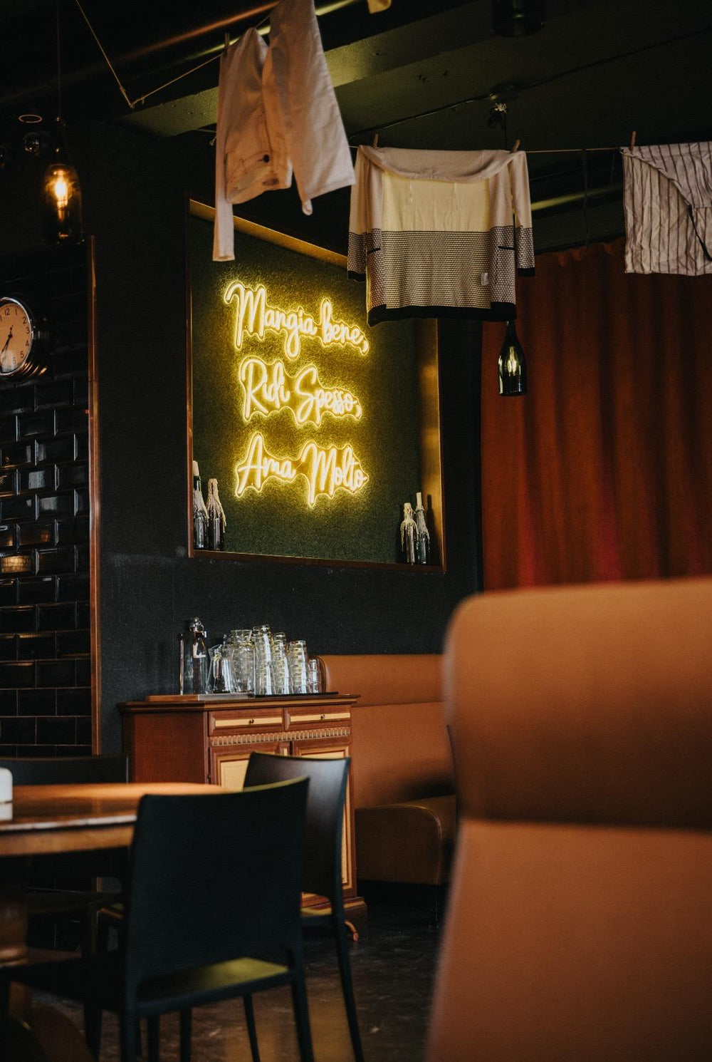 Grünes LED-Neonschild im Gastraum eines Restaurants