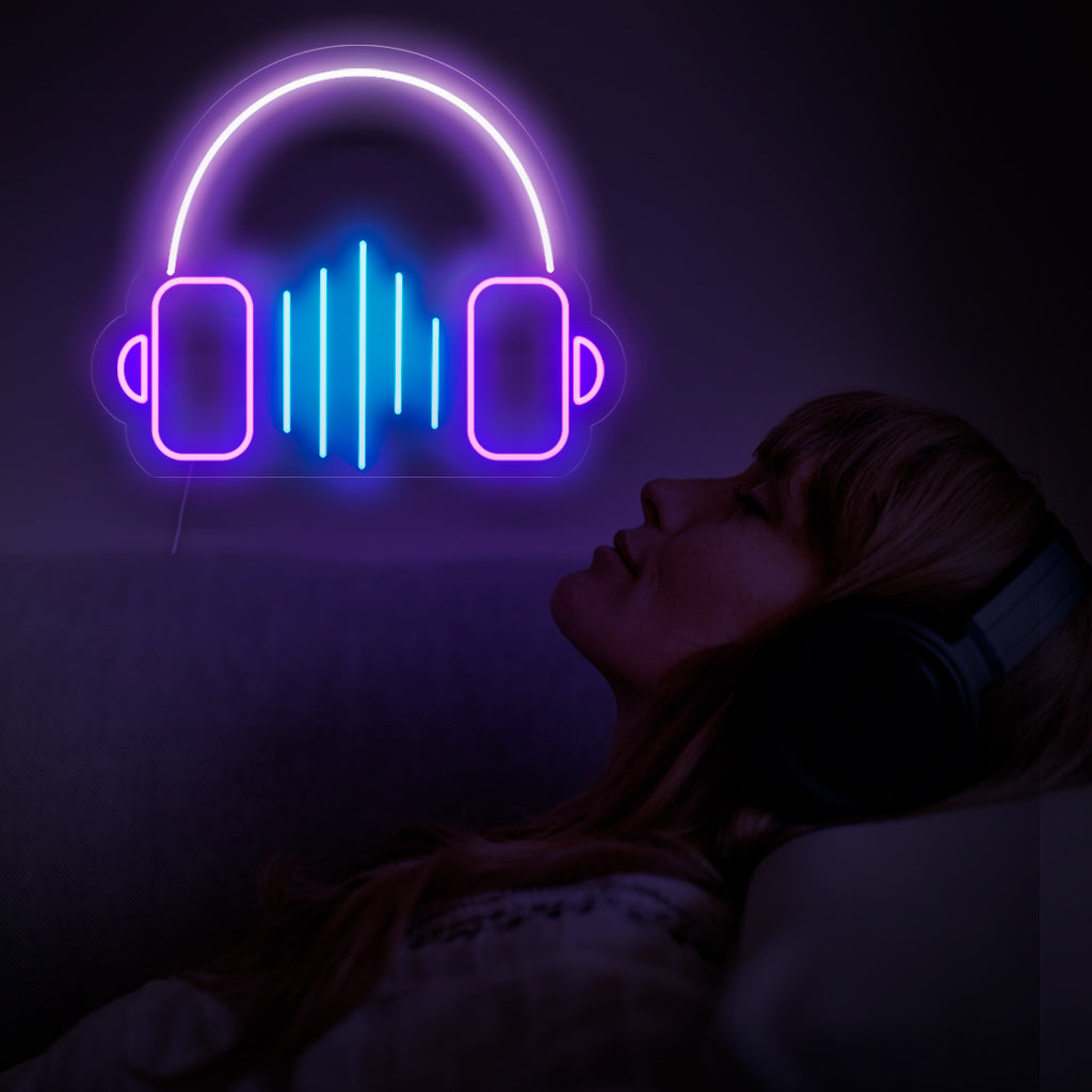 Ein leuchtendes Neonschild mit einem Kopfhörer und dem Wort „Musik“ darunter