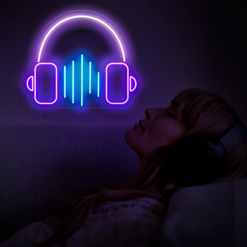 Ein leuchtendes Neonschild mit einem Kopfhörer und dem Wort „Musik“ darunter
