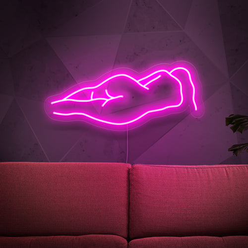 Das Neonschild mit dem nackten Frauenkörper ist eine künstlerische Ergänzung zur Inneneinrichtung und strahlt ein sinnliches und fesselndes Licht aus.