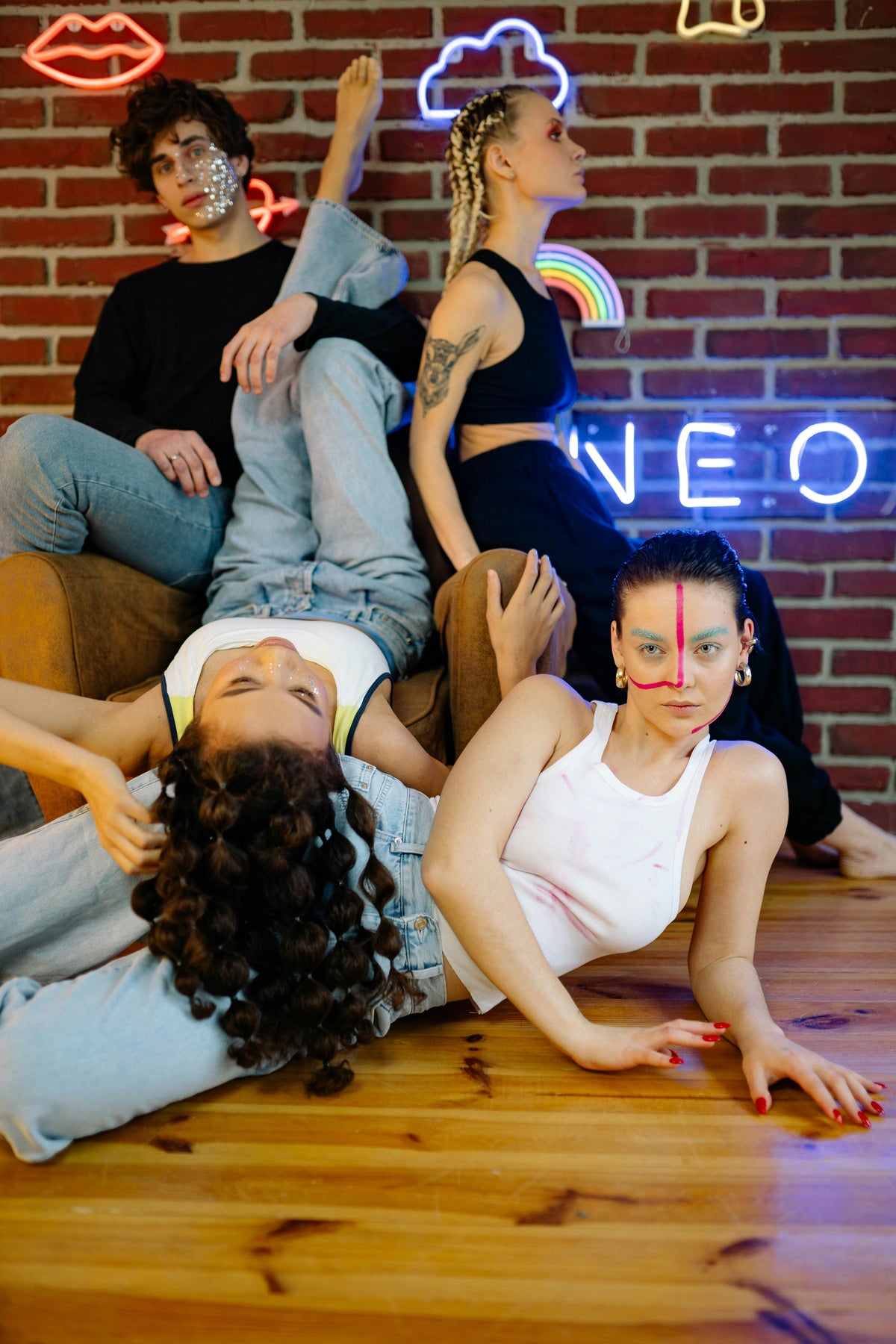 Maßgefertigtes LED-Neonlogo in einem Content-Fotostudio