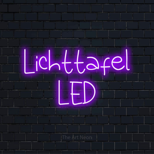 LED-Neonschild mit dem Text „Lichttafel LED“ auf dunkler Ziegelwand