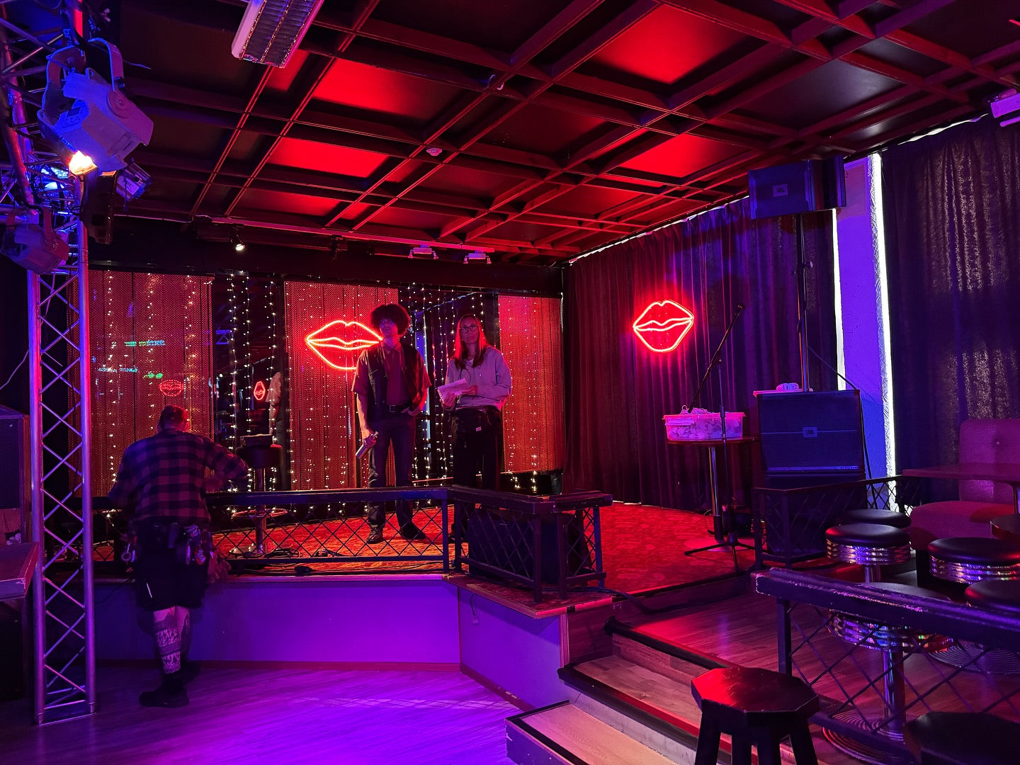 Rote LED-Neonschilder in Lippenform an einem Filmset von Solar Films in Finnland