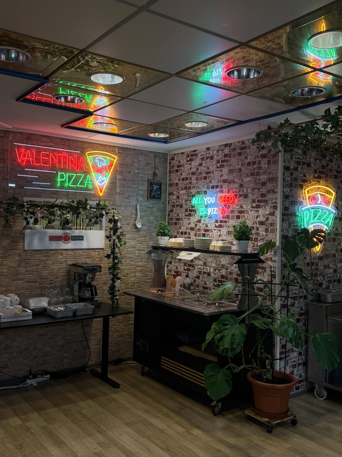 LED-Neondesigns mit Pizza- und Burgermotiv in einem Restaurant