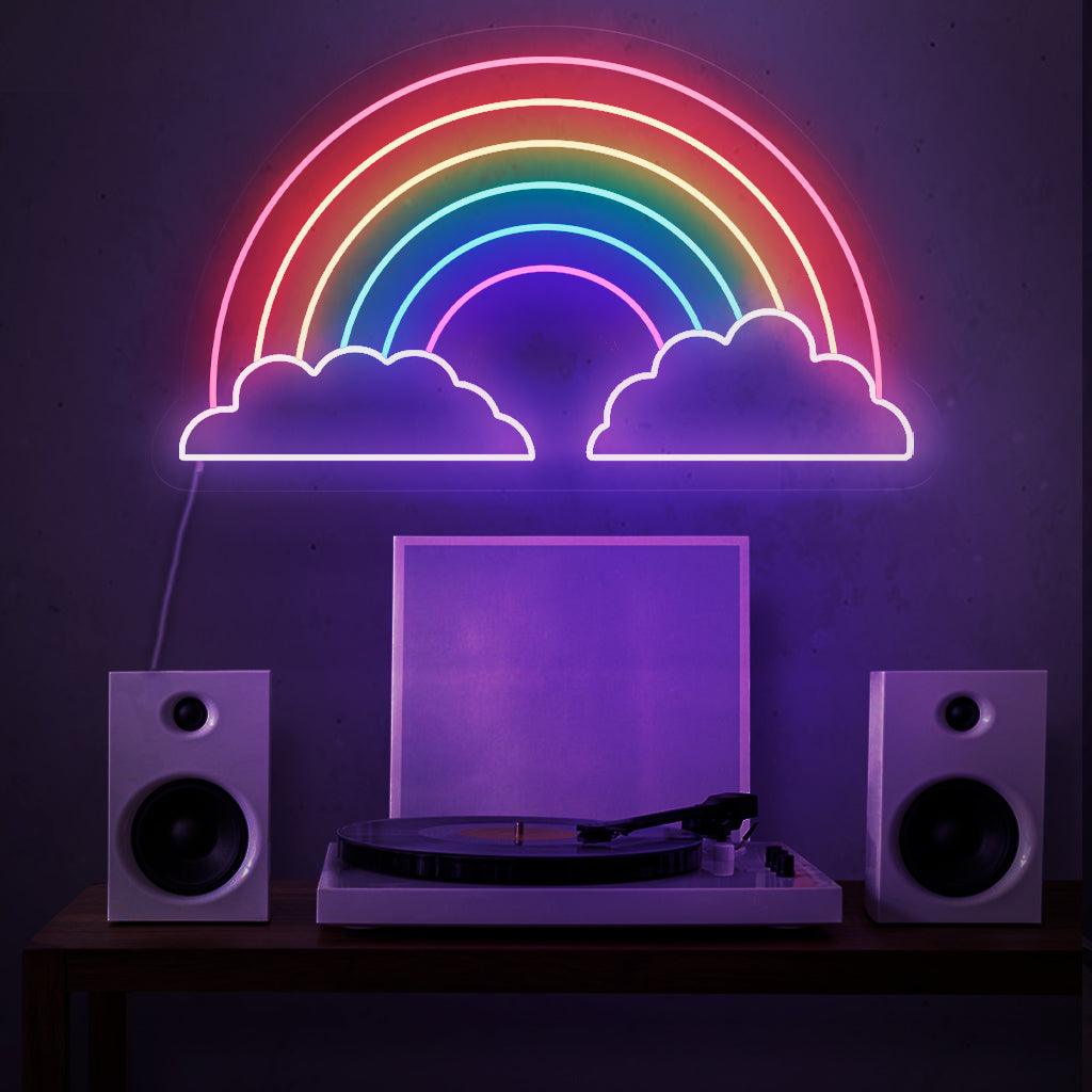 Ein fesselndes Neonschild mit einem strahlenden Regenbogen zwischen zwei flauschigen Wolken