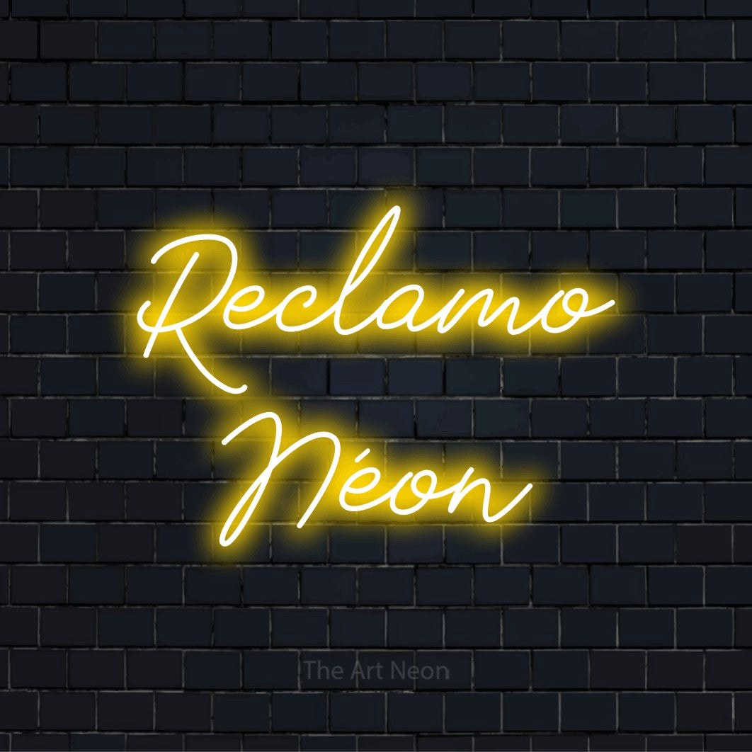 Letreiro néon LED com o design “Reclamo Néon” numa parede escura