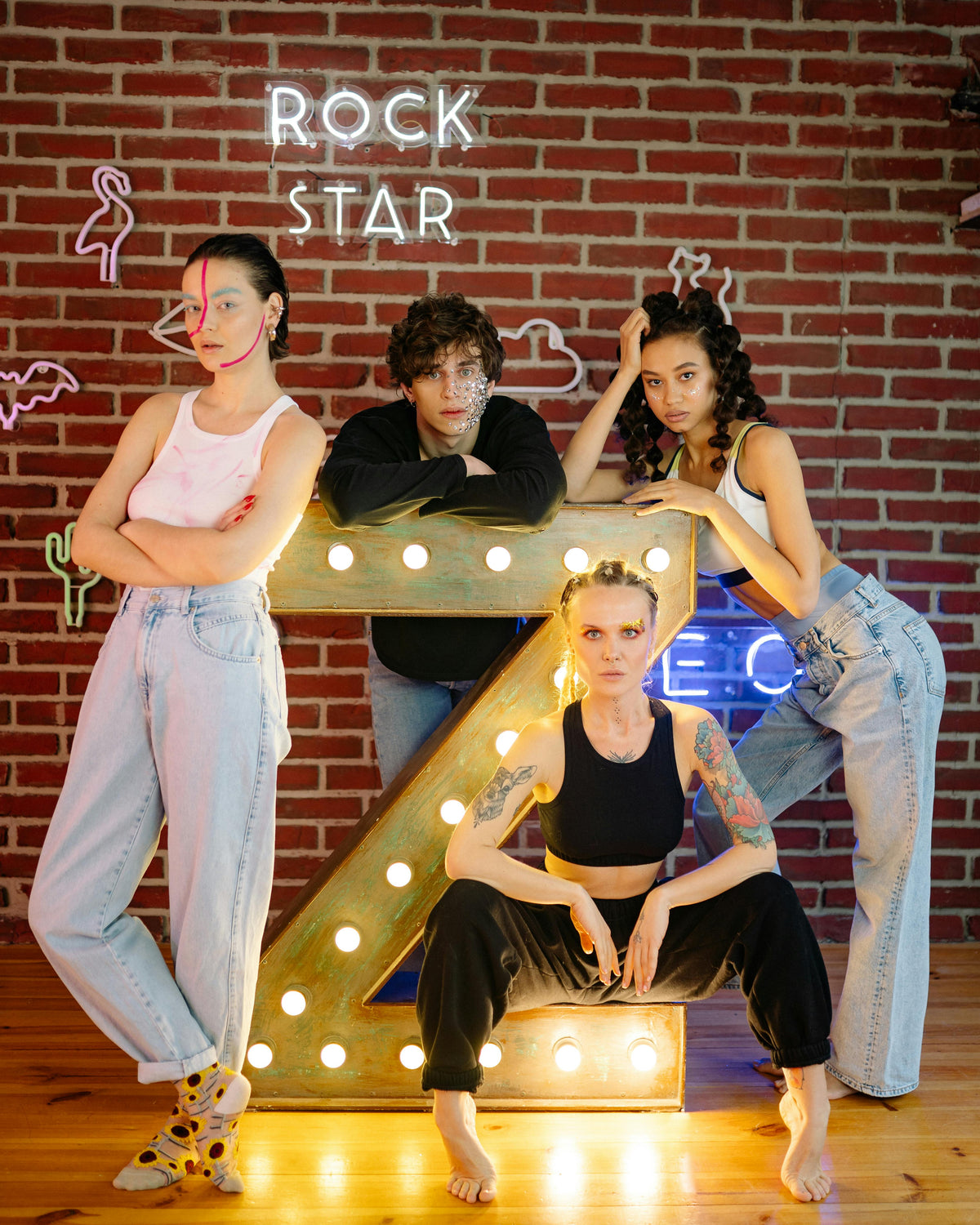 LED-Neonschild mit dem Schriftzug Rock Star, fotografiert mit einer Tanzgruppe
