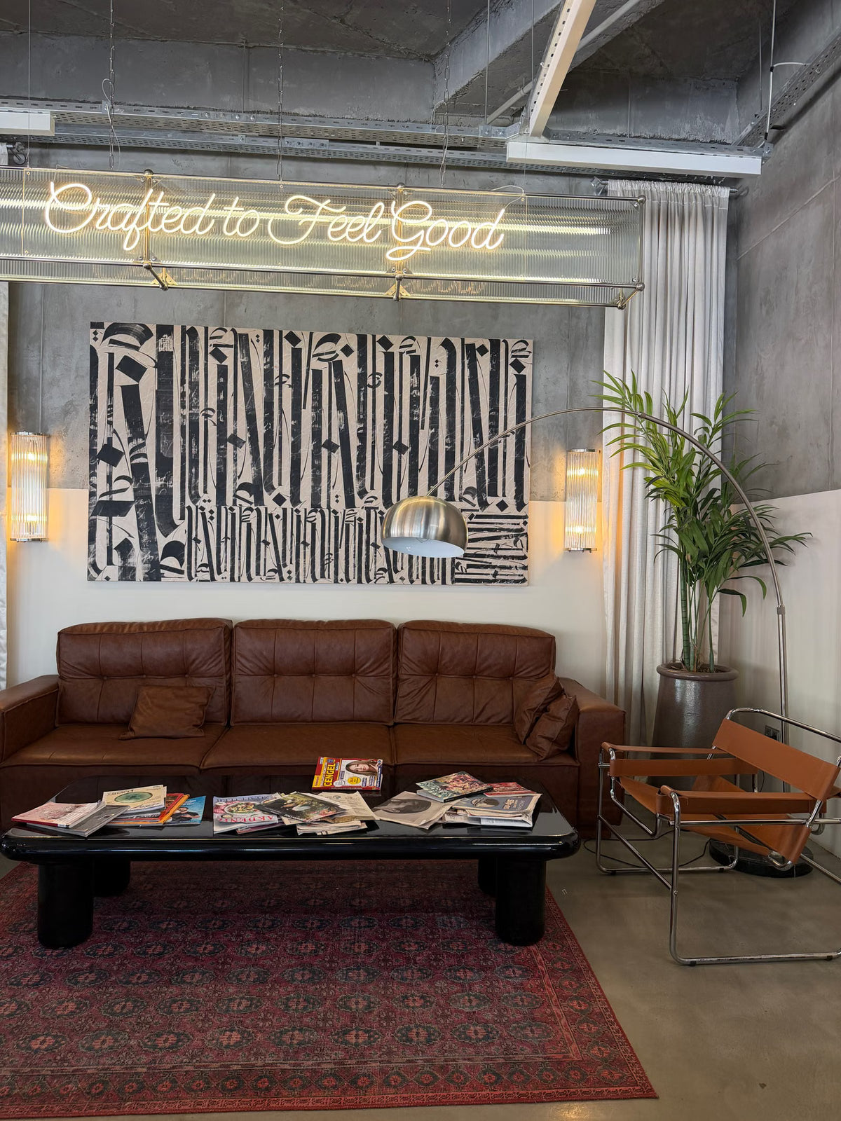 LED-Neonschild mit einem Logo in Schreibschrift in einer eleganten Lounge