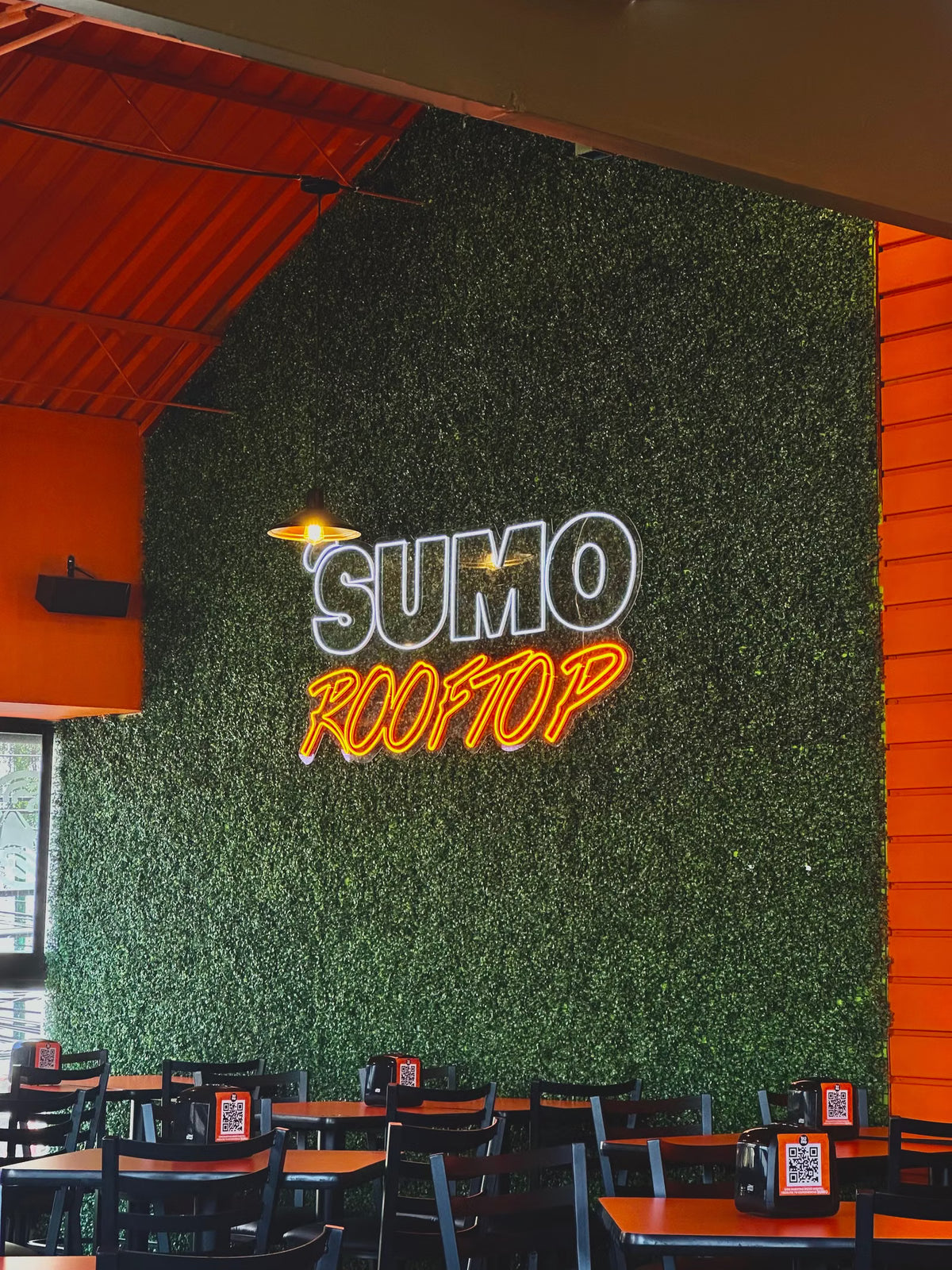 Maßgefertigtes LED-Neonschild mit dem Logo von SUMO Rooftop in einem Restaurant