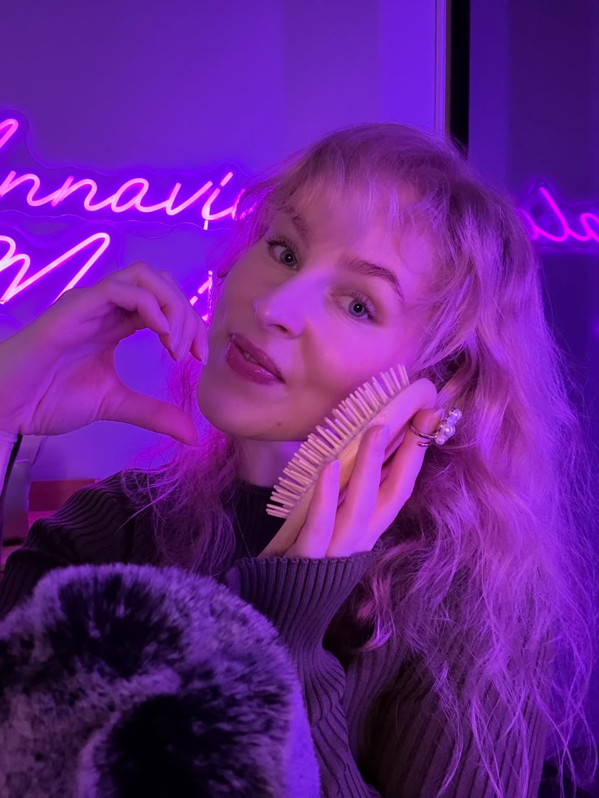 Content Creator annavivalamaria beim Auspacken und Installieren eines individuellen LED-Neonschilds für ein ASMR-Set.
