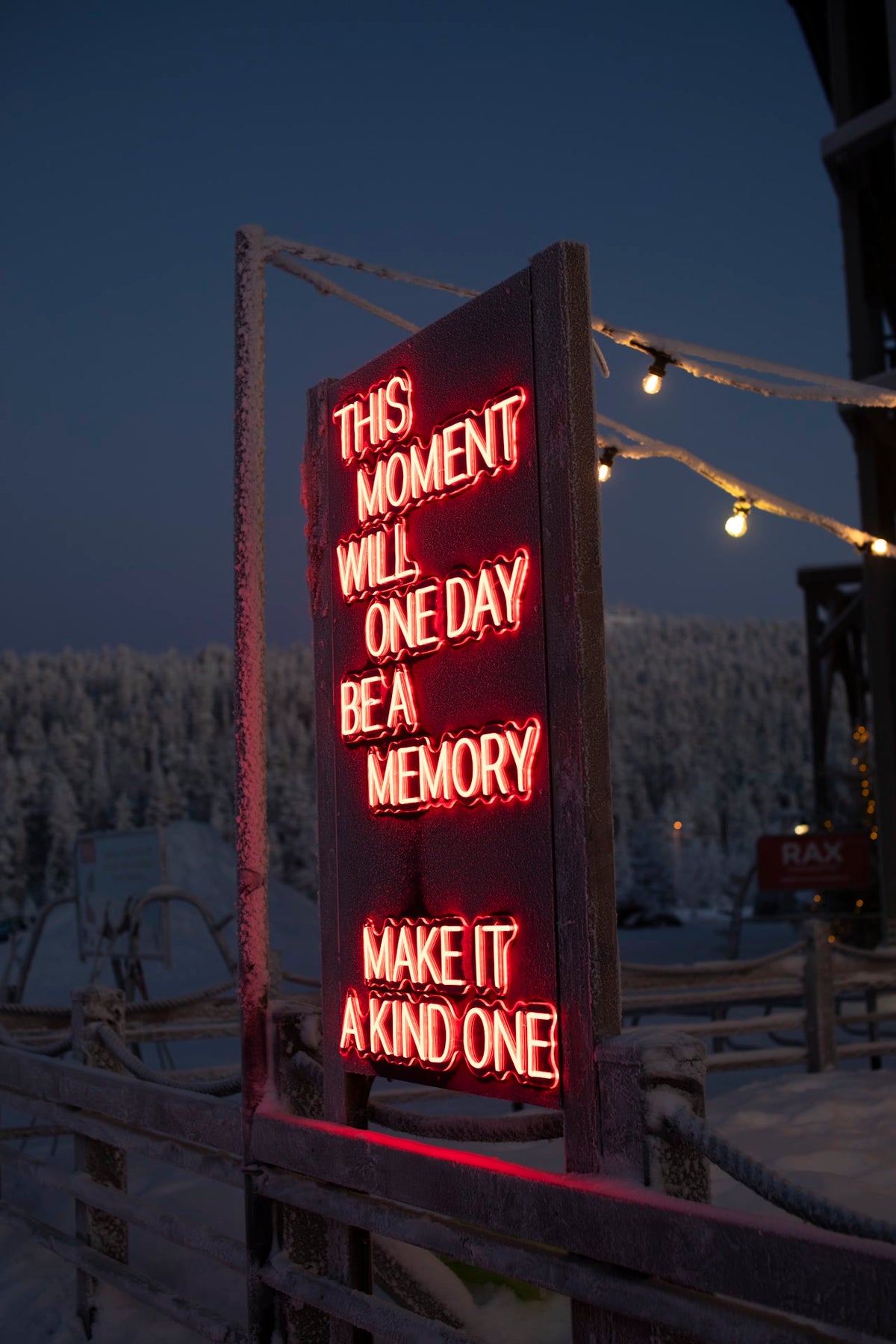 LED-Neonschriftinstallation im Außenbereich beim Ruka Polar Night Light Festival in Finnland