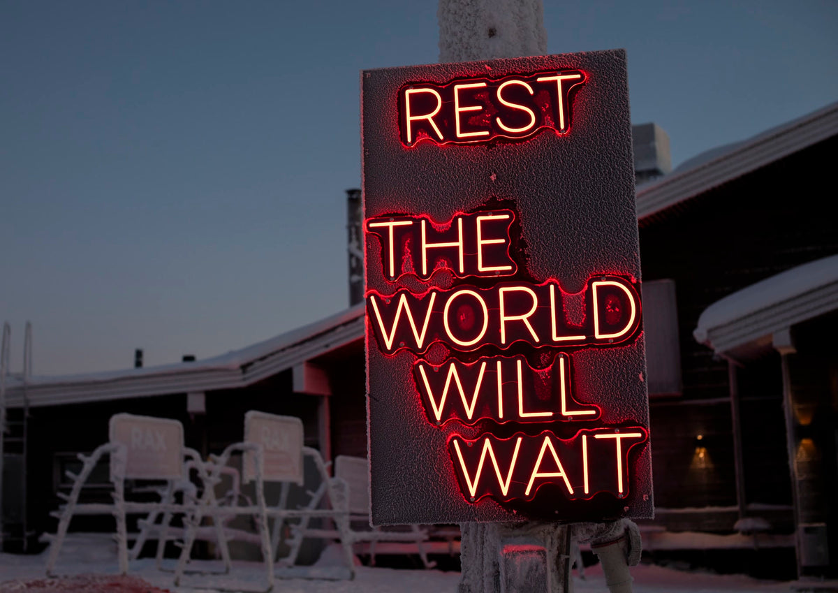 LED-Neonschriftinstallation im Außenbereich beim Ruka Polar Night Light Festival in Finnland