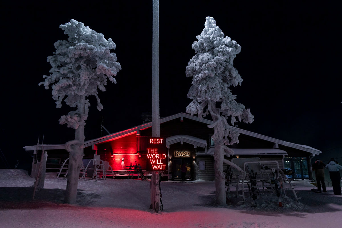 LED-Neonschriftinstallation im Außenbereich beim Ruka Polar Night Light Festival in Finnland