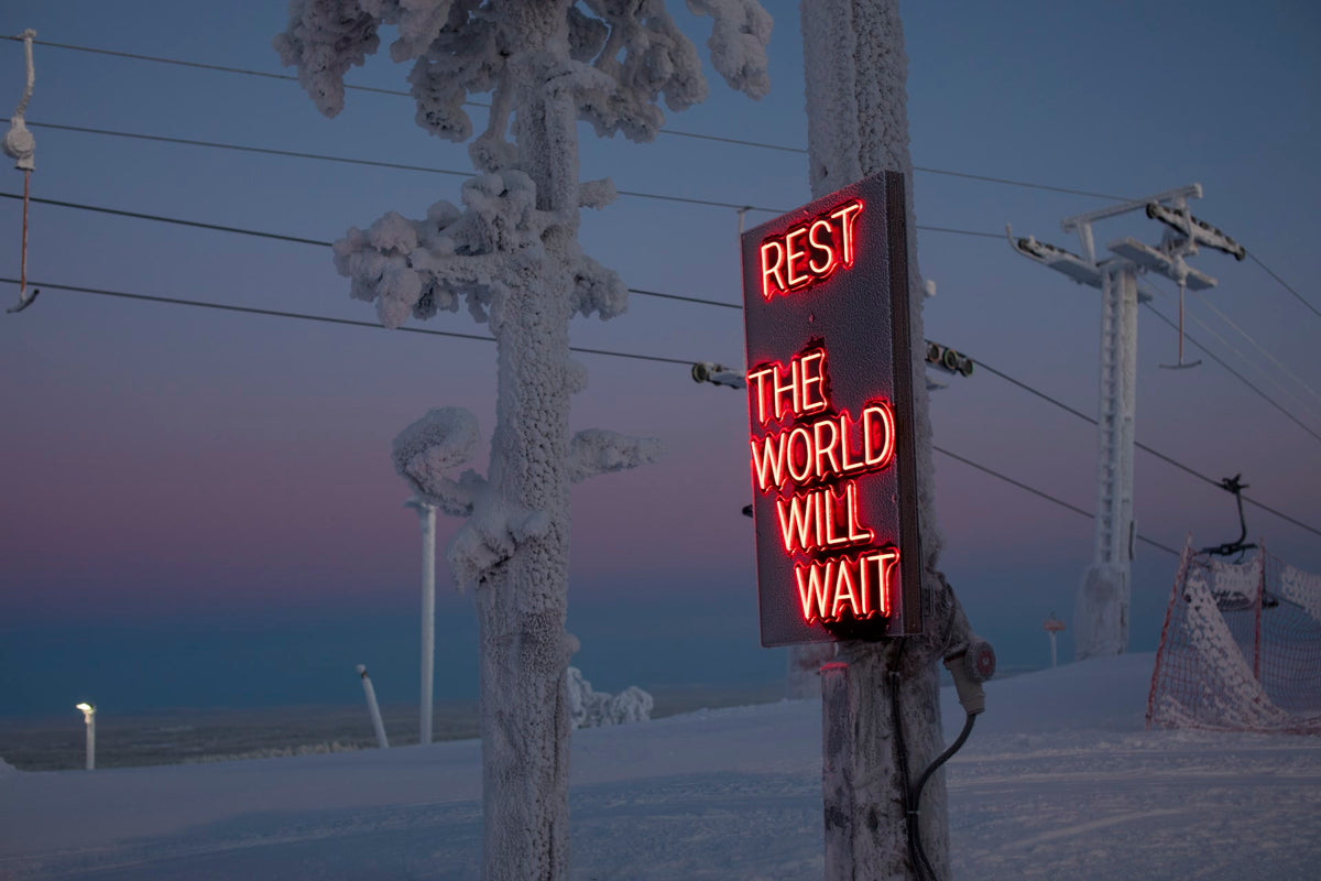 LED-Neonschriftinstallation im Außenbereich beim Ruka Polar Night Light Festival in Finnland