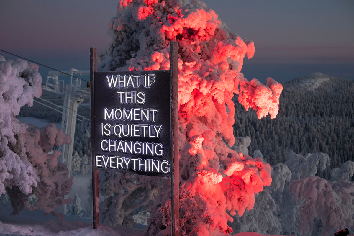LED-Neonschriftinstallation im Außenbereich beim Ruka Polar Night Light Festival in Finnland