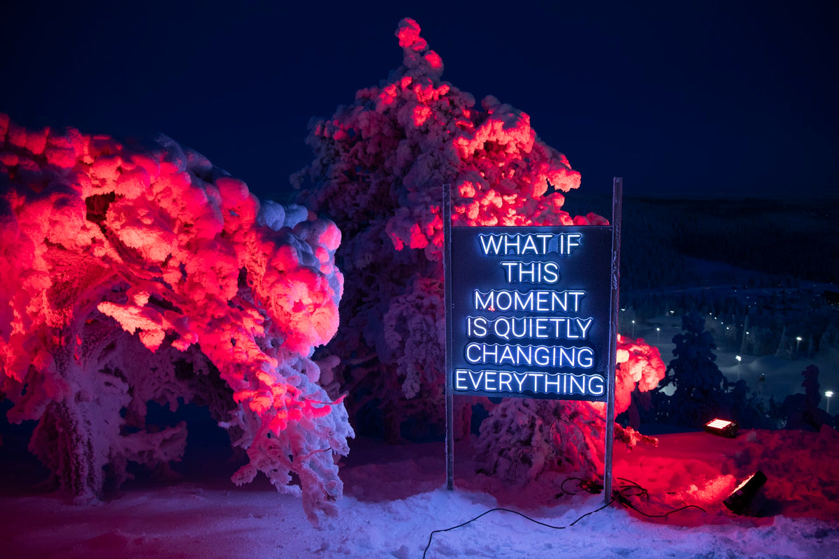LED-Neonschriftinstallation im Außenbereich beim Ruka Polar Night Light Festival in Finnland