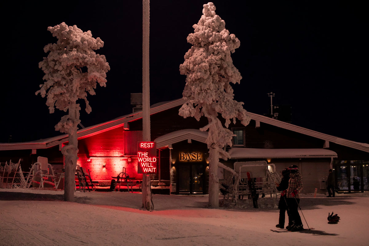 LED-Neonschriftinstallation im Außenbereich beim Ruka Polar Night Light Festival in Finnland