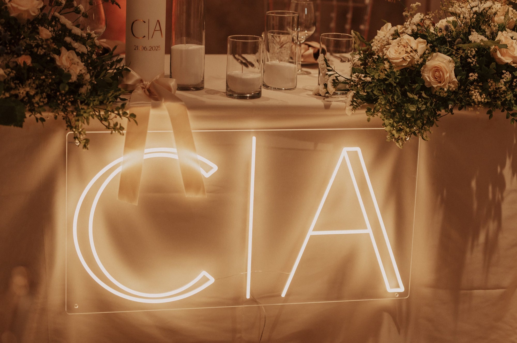 Warmweißes LED-Neonschild mit C&A zur Hochzeit, dekoriert mit Blumen und Kerzen