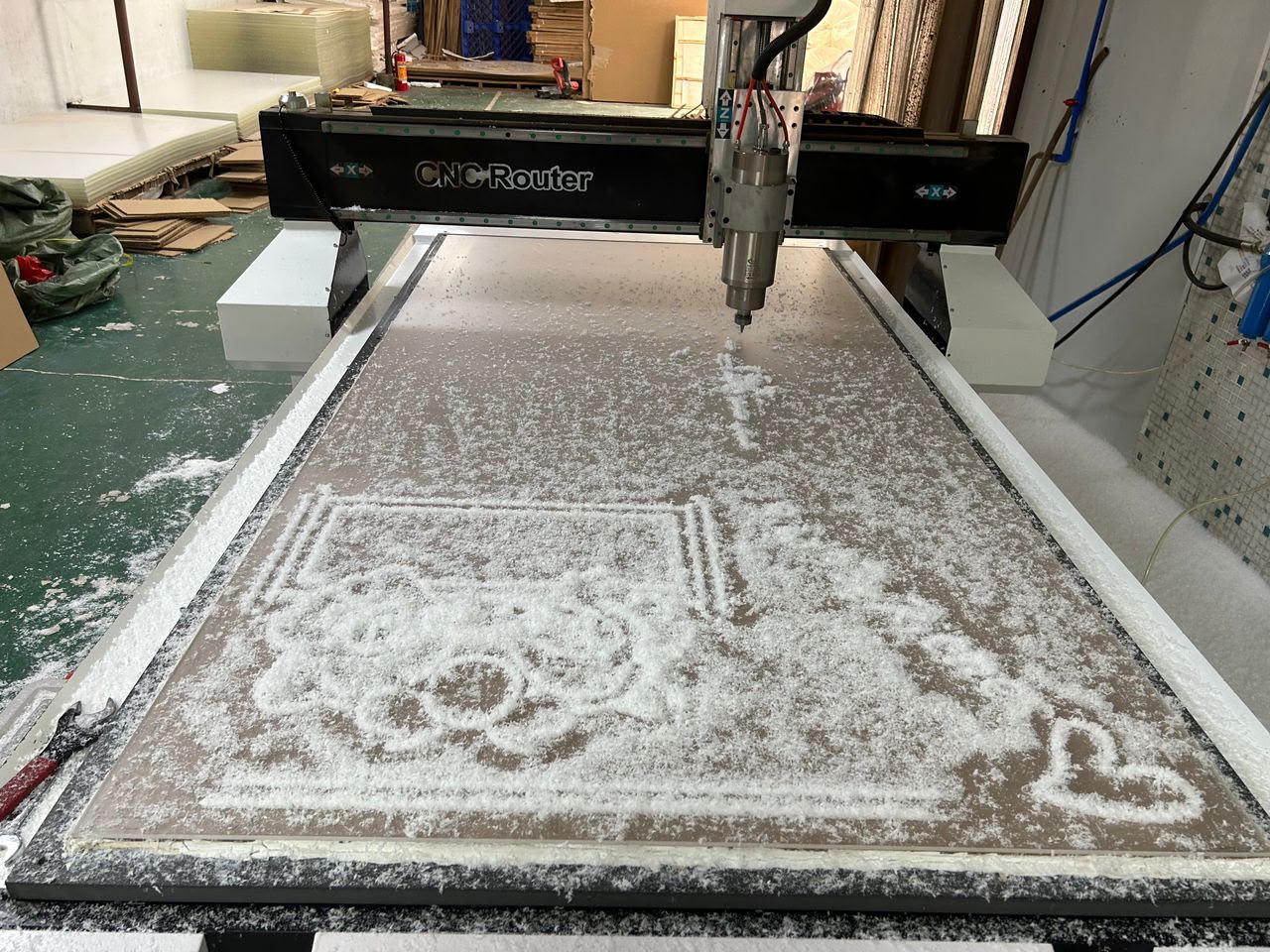 CNC-Maschine beim Zuschneiden von Acryl für ein individuelles LED-Neonschild