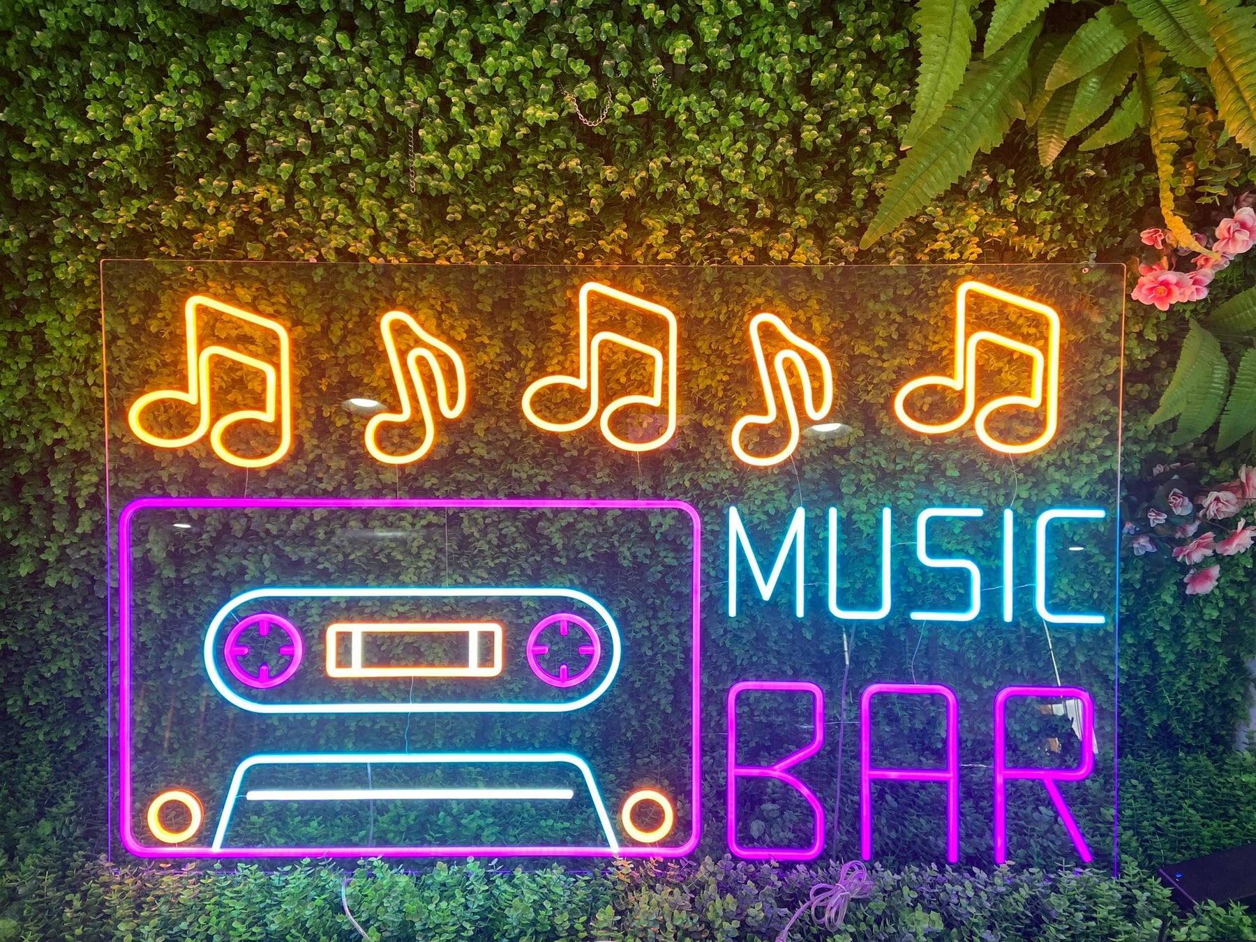 Fertiges mehrfarbiges LED-Neonschild „Music Bar“, während der Qualitätsprüfung eingeschaltet