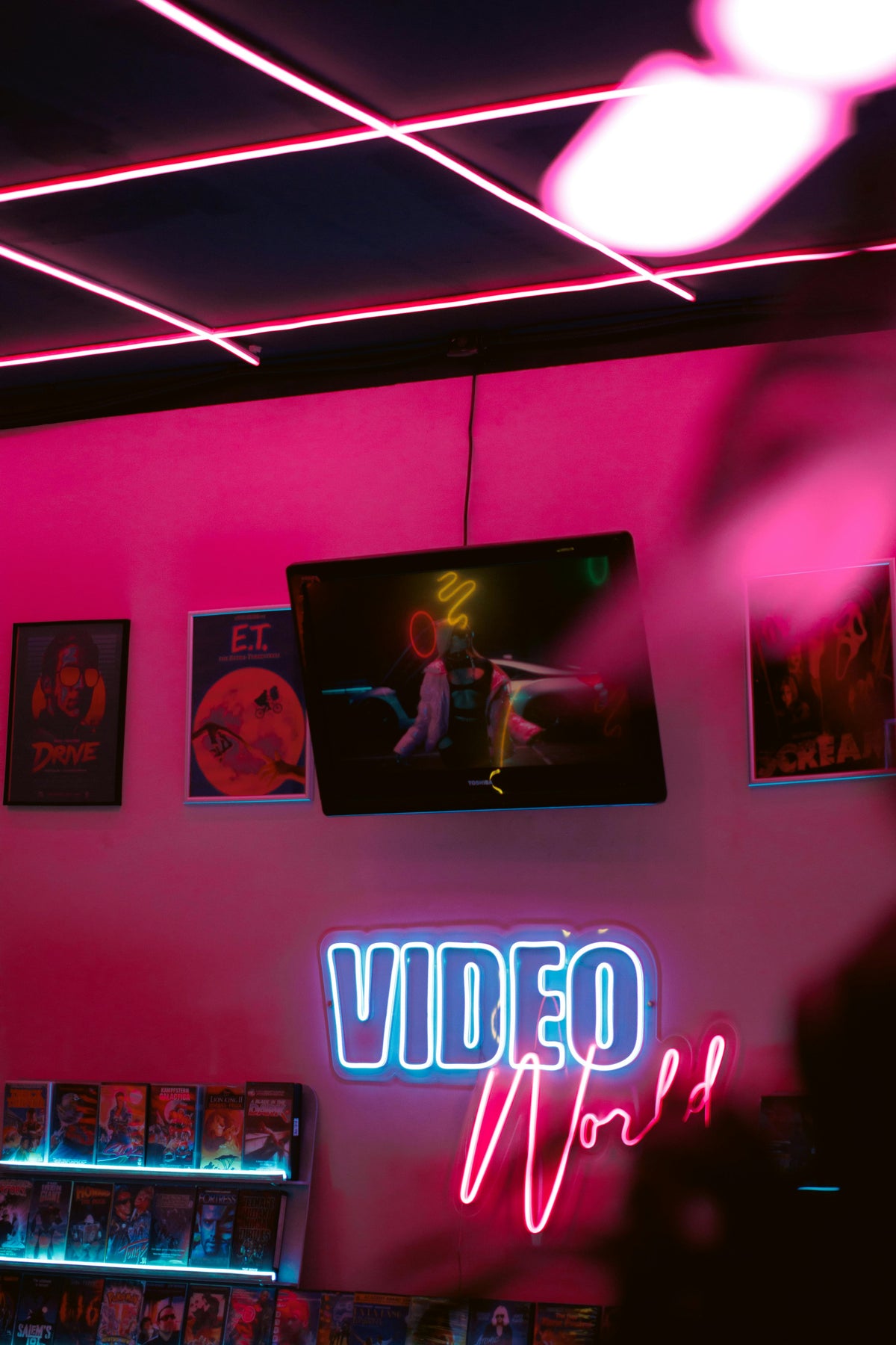 Maßgefertigtes LED-Neonschild mit VIDEO-Logo in einem pinken Content-Studio