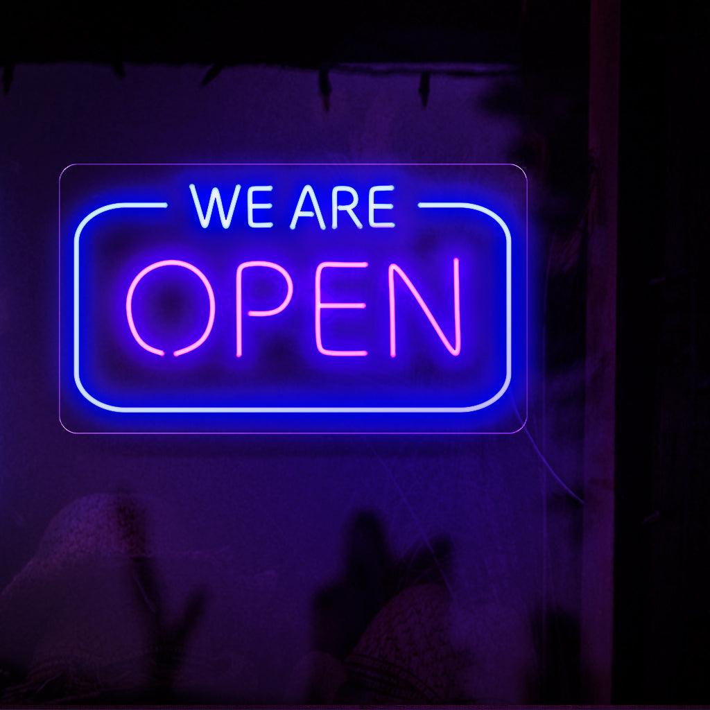 Ein fesselndes Neonschild, auf dem in kräftigen, leuchtenden Buchstaben stolz die Worte „Wir haben geöffnet“ zu lesen sind, signalisiert, dass ein Unternehmen bereit und verfügbar ist, seine Kunden zu bedienen.