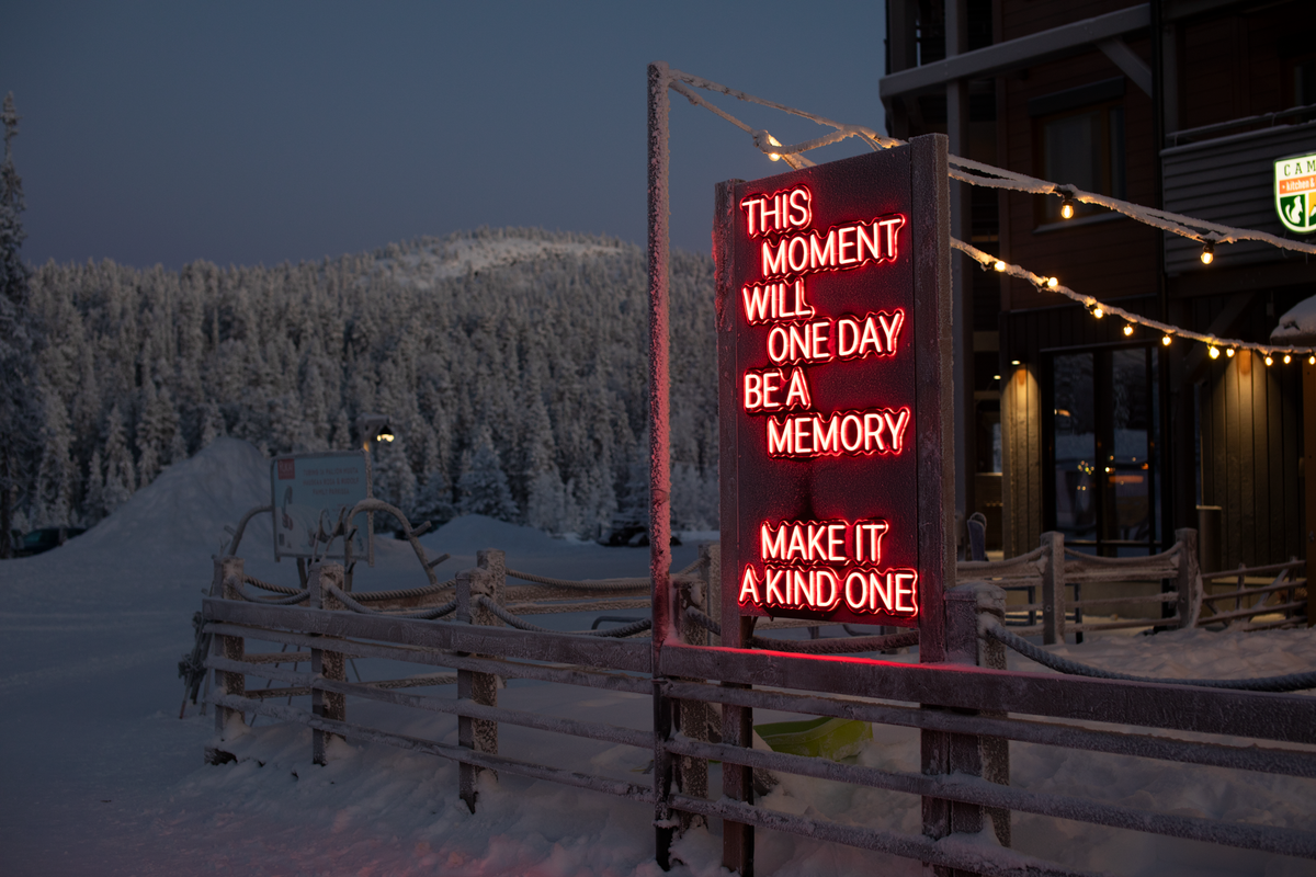 LED-Neontext im Außenbereich beim Ruka Polar Night Light Festival in Finnland
