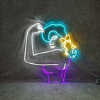 Ein inspirierendes Neonschild mit dem kraftvollen Bild einer Frau, die ihre Muskeln spielen lässt und Stärke, Selbstbestimmung und Fitness symbolisiert.