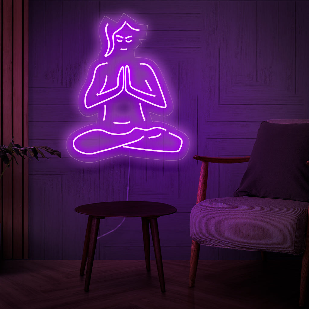 Ein faszinierendes Neonschild mit der Silhouette einer Frau, die tief in Zen-Meditation versunken ist und ein friedliches und ruhiges Licht ausstrahlt